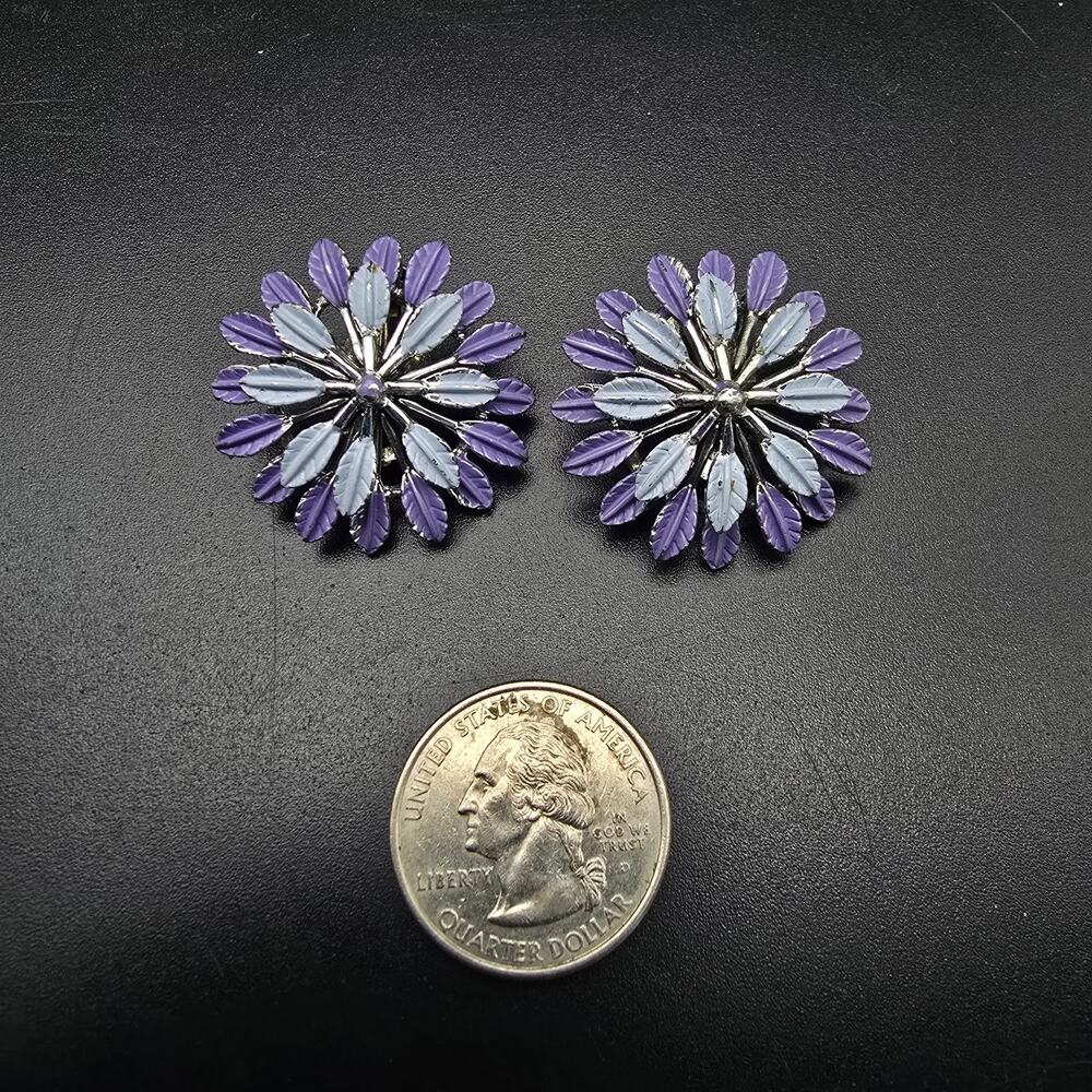 Purple Enamel Flower Clip On Earrings Vintager 1970s Costume Jewelry - Picture 2 of 5